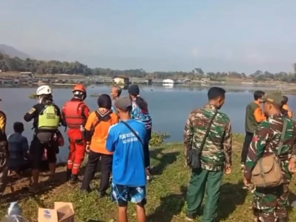 Petugas dibantu masyrakat saat melakukan pencarian terhadap remaja yang hilang tenggelam di Waduk Saguling. Foto istimewa