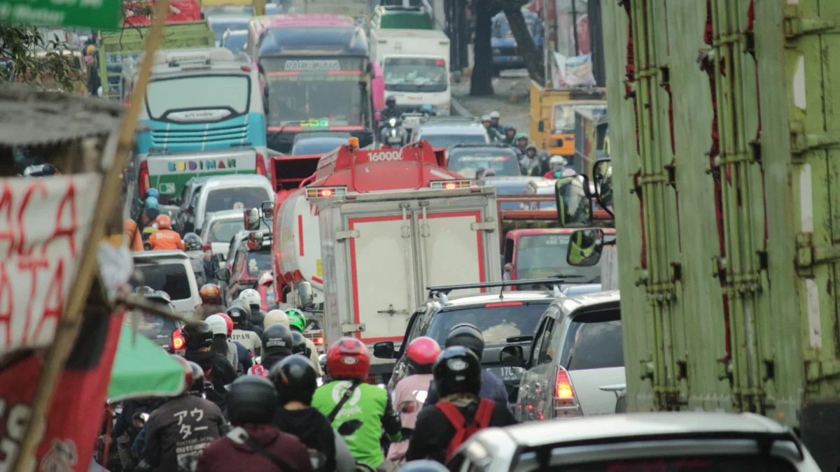 Kepadatan arus lalu lintas di Jalan Raya Cinunuk, Kabupaten Bandung menuju Bundaran Cibiru, Kota Bandung. (Pandu Muslim/Jabar Ekspres)