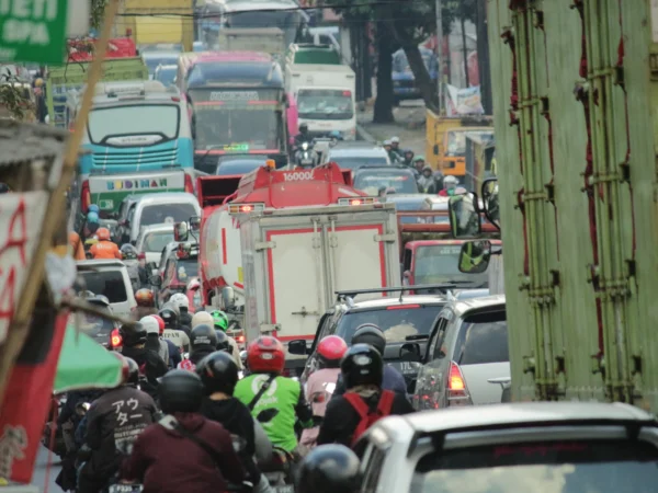 Kepadatan arus lalu lintas di Jalan Raya Cinunuk, Kabupaten Bandung menuju Bundaran Cibiru, Kota Bandung. (Pandu Muslim/Jabar Ekspres)