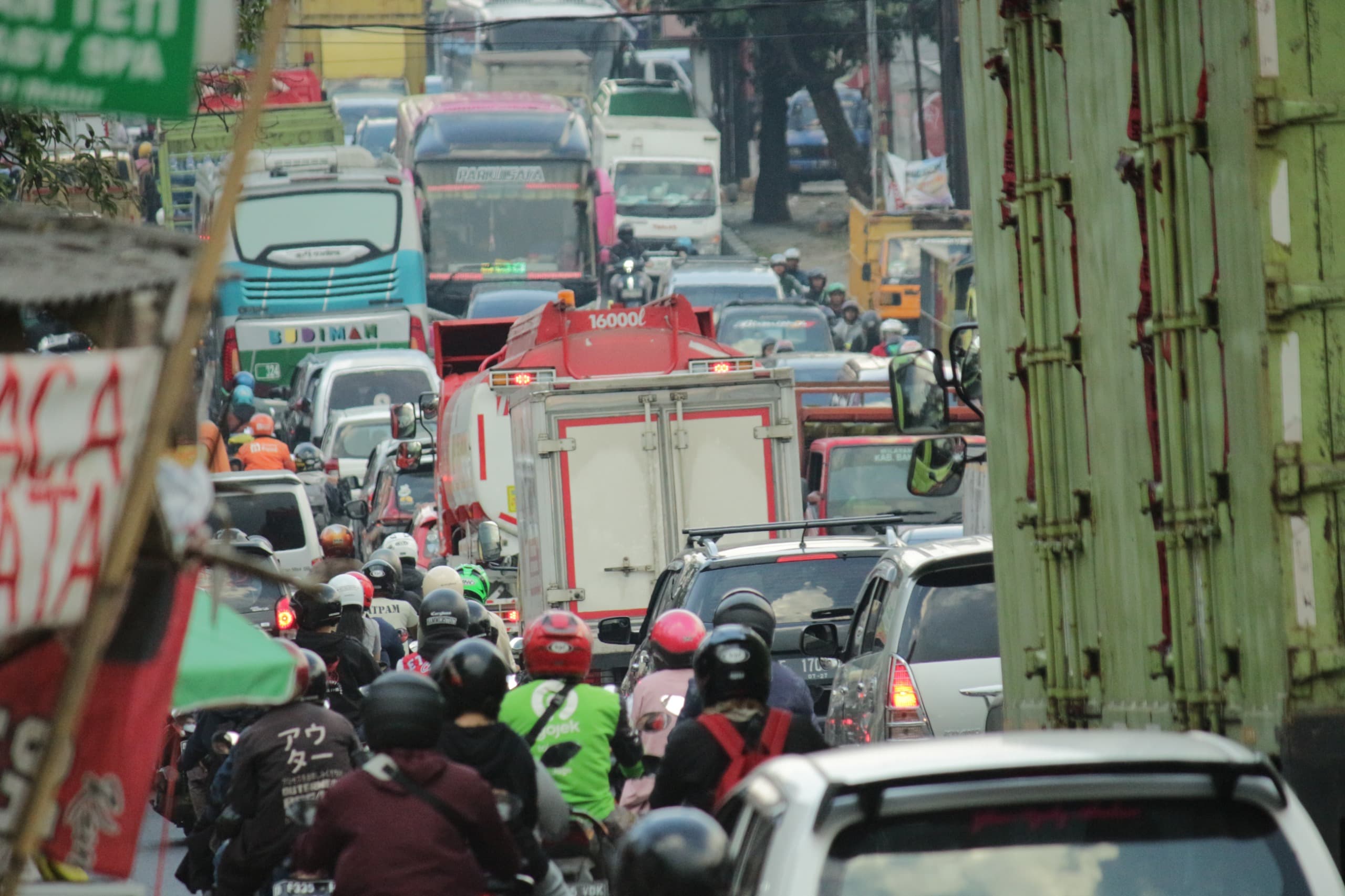 Kepadatan arus lalu lintas di Jalan Raya Cinunuk, Kabupaten Bandung menuju Bundaran Cibiru, Kota Bandung. (Pandu Muslim/Jabar Ekspres)