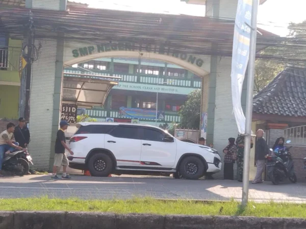 Potret sebuah mobil sengaja tutup akses gerbang sekolah/Dok : Polsek Cibinong