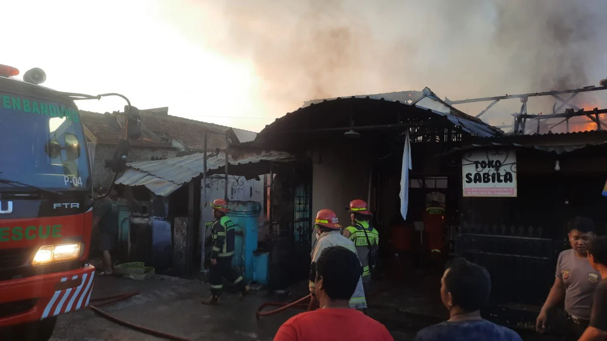 Petugas Disdamkar Kabupaten Bandung saat memadamkan api di sebuah rumah di Katapang, Kabupaten Bandung. Foto Agi
