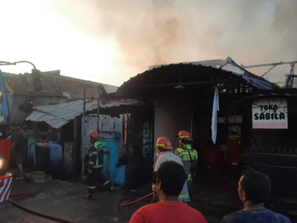 Petugas Disdamkar Kabupaten Bandung saat memadamkan api di sebuah rumah di Katapang, Kabupaten Bandung. Foto Agi