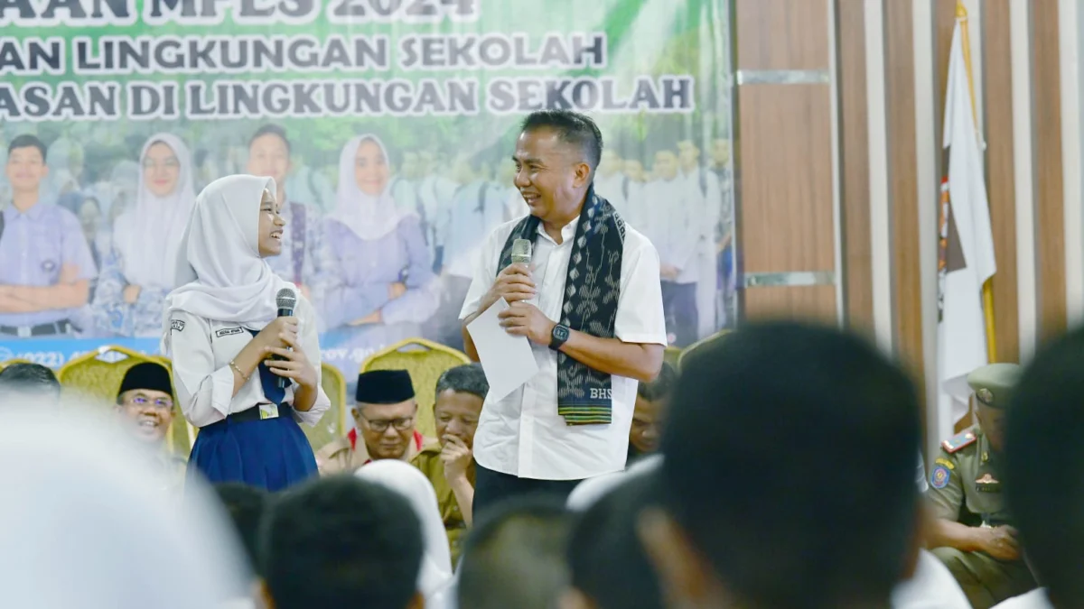 Pj Gubernur Jabar Bey Machmudin membuka Masa Pengenalan Lingkungan Sekolah (MPLS) Tahun Ajaran 2024/2025 di SMA Negeri 5, Kota Bekasi, Senin (15/7/2024).(Foto: Yogi Prayoga/Biro Adpim Jabar)