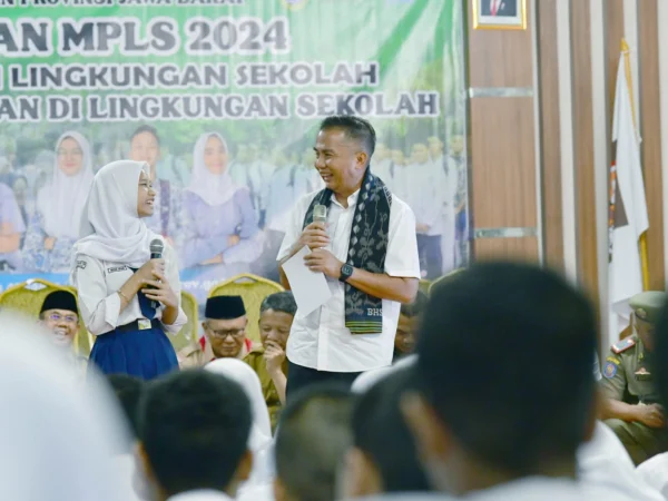 Pj Gubernur Jabar Bey Machmudin membuka Masa Pengenalan Lingkungan Sekolah (MPLS) Tahun Ajaran 2024/2025 di SMA Negeri 5, Kota Bekasi, Senin (15/7/2024).(Foto: Yogi Prayoga/Biro Adpim Jabar)