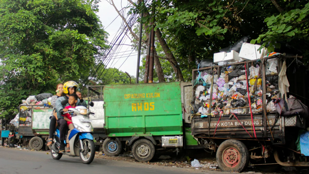 Motor pengangkut sampah berjejer di kawasan TPS Panyileukan, Kota Bandung. (Pandu Muslim/Jabar Ekspres)