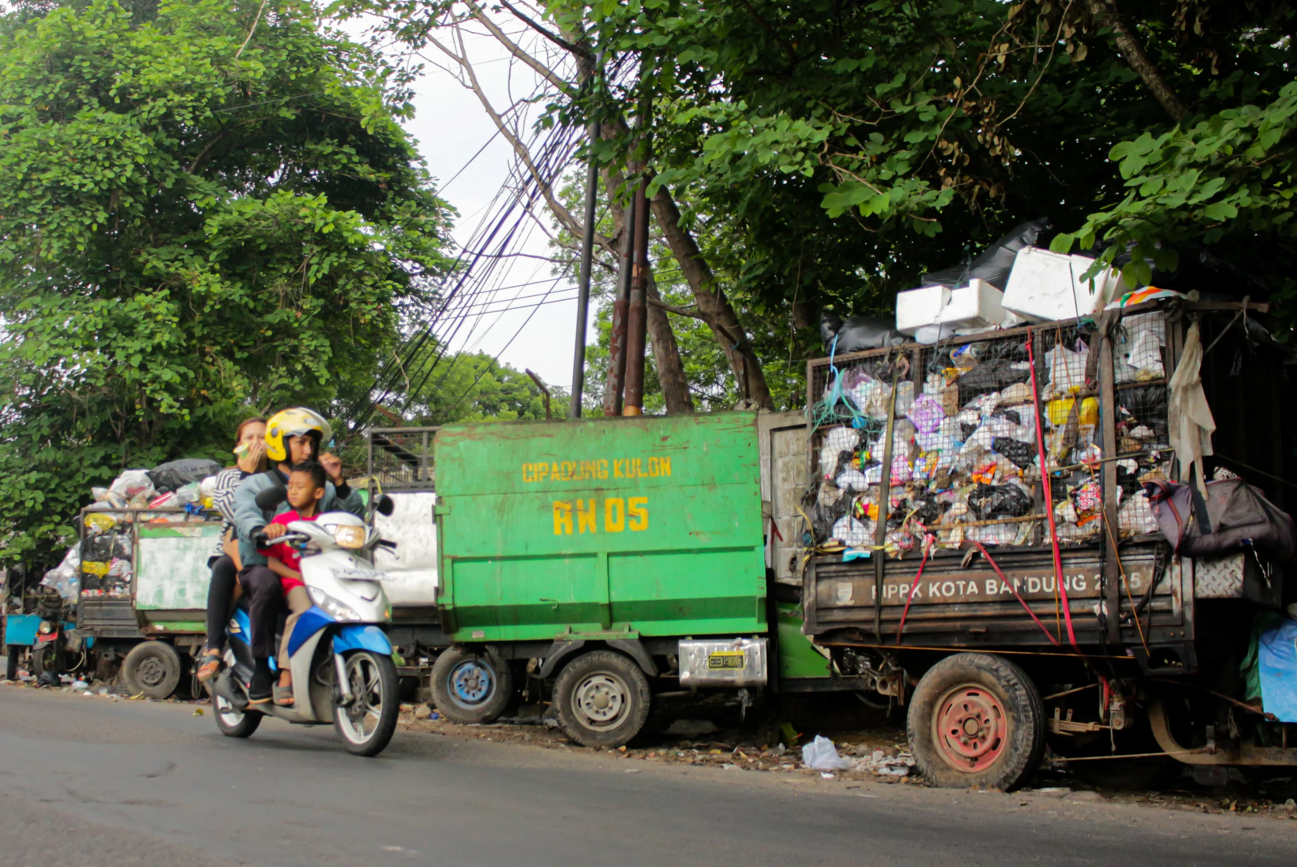 Motor pengangkut sampah berjejer di kawasan TPS Panyileukan, Kota Bandung. (Pandu Muslim/Jabar Ekspres)