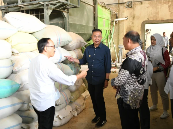 Pj Gubernur Jabar Bey Machmudin meresmikan Instalasi Energi Terpadu Pembangkit Listrik Tenaga Surya (PLTS) Biogas Cigugur di Koperasi Serba Usaha Karya Nugraha Jaya (KSU KNJ), Kabupaten Kuningan, Kamis (18/7/2024).(Foto: Biro Adpim Jabar)  