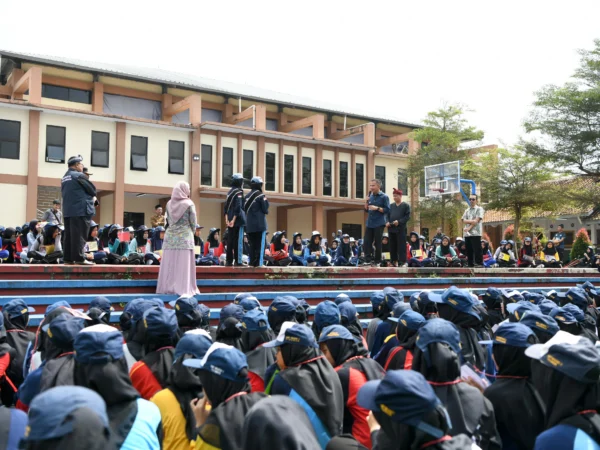 Pj Gubernur Jabar Bey Machmudin meninjau pelaksanaan Masa Pengenalan Lingkungan Sekolah (MPLS) di SMK Negeri 3, Kabupaten Kuningan, Kamis (18/7/2024).(Biro Adpim Jabar)