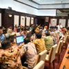 Sekda Jabar Herman Suryatman menghadiri Rapat Koordinasi Dinas Ketahanan Pangan dan Peternakan (DKPP) Provinsi dan Kabupaten/Kota Se-Jawa Barat di Gedung Sate, Kota Bandung, Kamis (18/7/2024).(Foto: Rizal Fs/Biro Adpim Jabar)