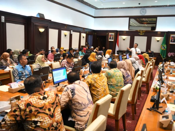 Sekda Jabar Herman Suryatman menghadiri Rapat Koordinasi Dinas Ketahanan Pangan dan Peternakan (DKPP) Provinsi dan Kabupaten/Kota Se-Jawa Barat di Gedung Sate, Kota Bandung, Kamis (18/7/2024).(Foto: Rizal Fs/Biro Adpim Jabar)