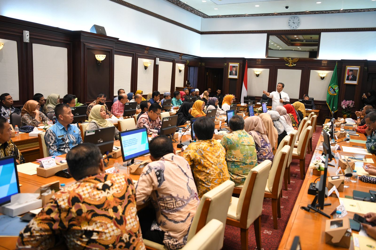 Sekda Jabar Herman Suryatman menghadiri Rapat Koordinasi Dinas Ketahanan Pangan dan Peternakan (DKPP) Provinsi dan Kabupaten/Kota Se-Jawa Barat di Gedung Sate, Kota Bandung, Kamis (18/7/2024).(Foto: Rizal Fs/Biro Adpim Jabar)