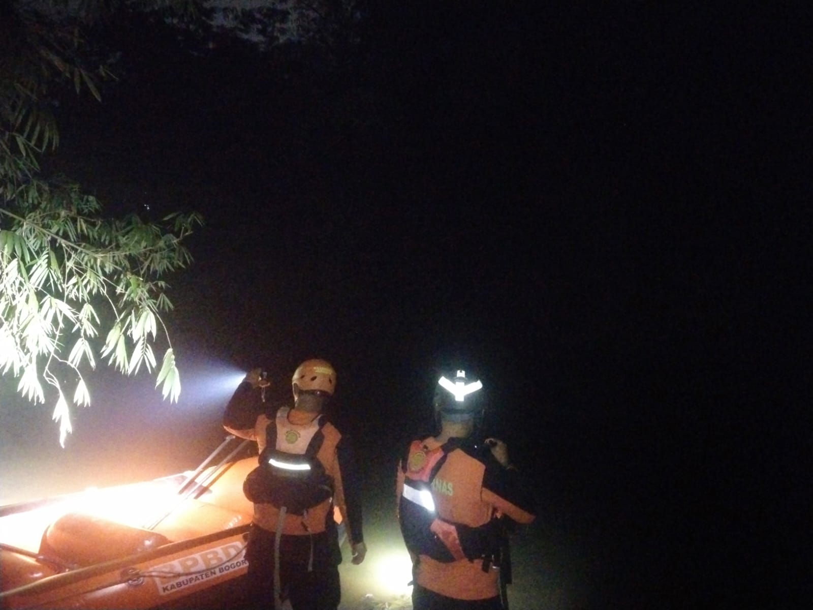 Proses pencarian korban tenggelam di Ciliwung/Foto: BPBD