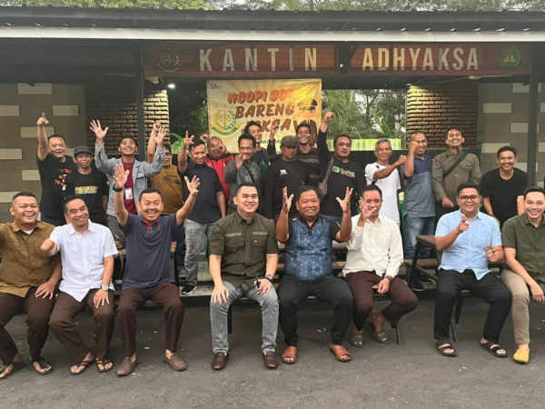 Kejaksaan Negeri Banjar berfoto bersama awak media dalam acara ngopi bareng Jaksa di halaman Kantor Kejaksaan Negeri Banjar, Senin 22 Juli 2024 sore. (Cecep Herdi/Jabar Ekspres)