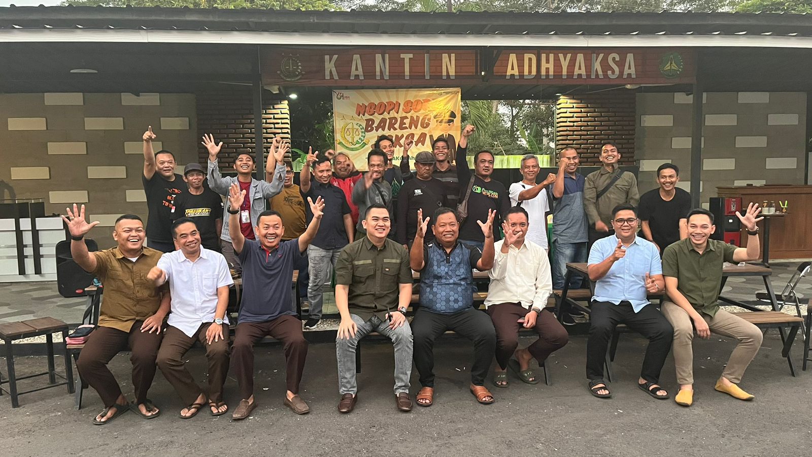 Kejaksaan Negeri Banjar berfoto bersama awak media dalam acara ngopi bareng Jaksa di halaman Kantor Kejaksaan Negeri Banjar, Senin 22 Juli 2024 sore. (Cecep Herdi/Jabar Ekspres)