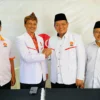 Ketua DPD PKS Cecep Dani Sufyan (dua kiri) berjabat tangan dengan Bakal Calon Wali Kota Banjar H Supriyadi usai acara konsolidasi struktural, baru-baru ini. (Cecep Herdi/Jabar Ekspres)