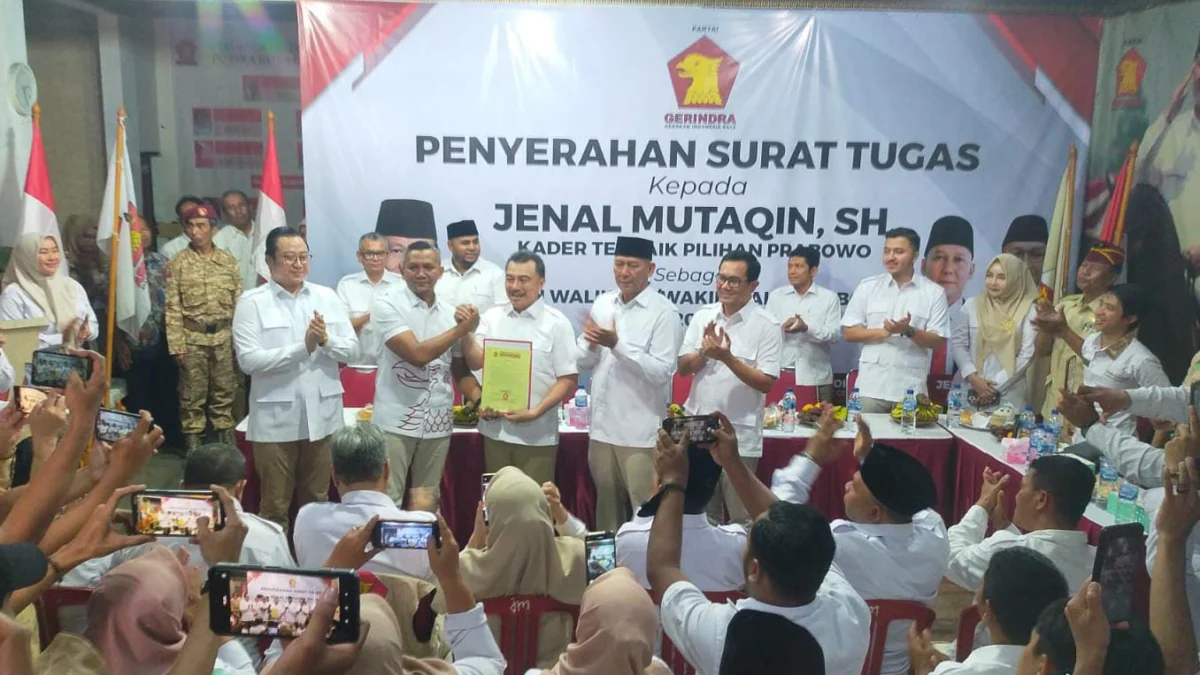 Kader Internal Partai Gerindra Kota Bogor, Kenal Mutaqin resmi mendapat Surat Tugas dari DPP Partai Gerindra. (Yudha Prananda / Jabar Ekspres)
