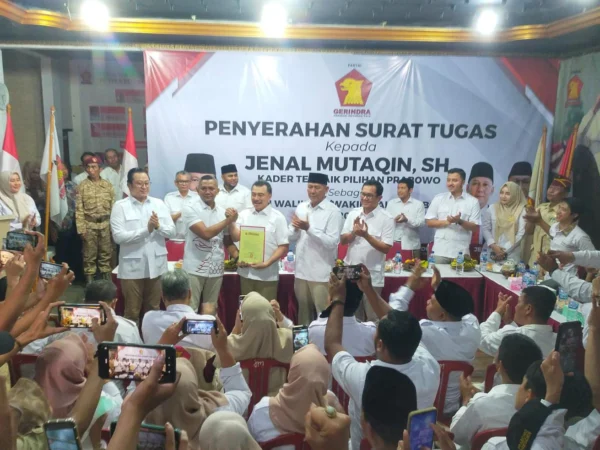 Kader Internal Partai Gerindra Kota Bogor, Kenal Mutaqin resmi mendapat Surat Tugas dari DPP Partai Gerindra. (Yudha Prananda / Jabar Ekspres)