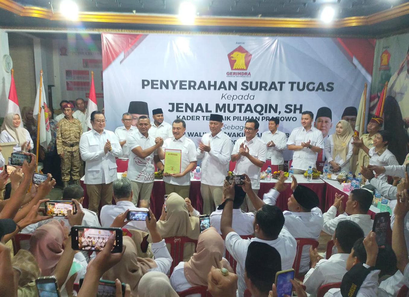 Kader Internal Partai Gerindra Kota Bogor, Kenal Mutaqin resmi mendapat Surat Tugas dari DPP Partai Gerindra. (Yudha Prananda / Jabar Ekspres)