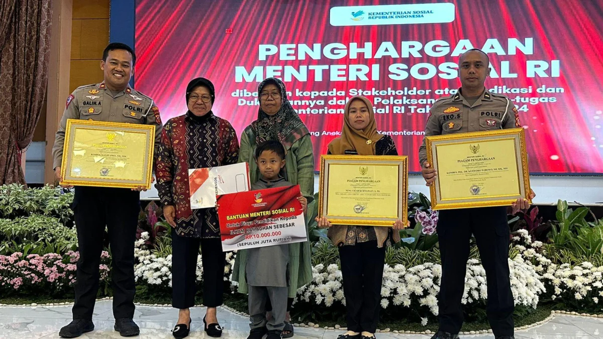 Menteri Sosial saat memberikan beasiswa untuk Ilham dan memberikan penghargaan untuk Polresta Bandung serta Guru Ilham di Gedung Kemensos, Jakarta, Senin (8/7). Foto Istimewa