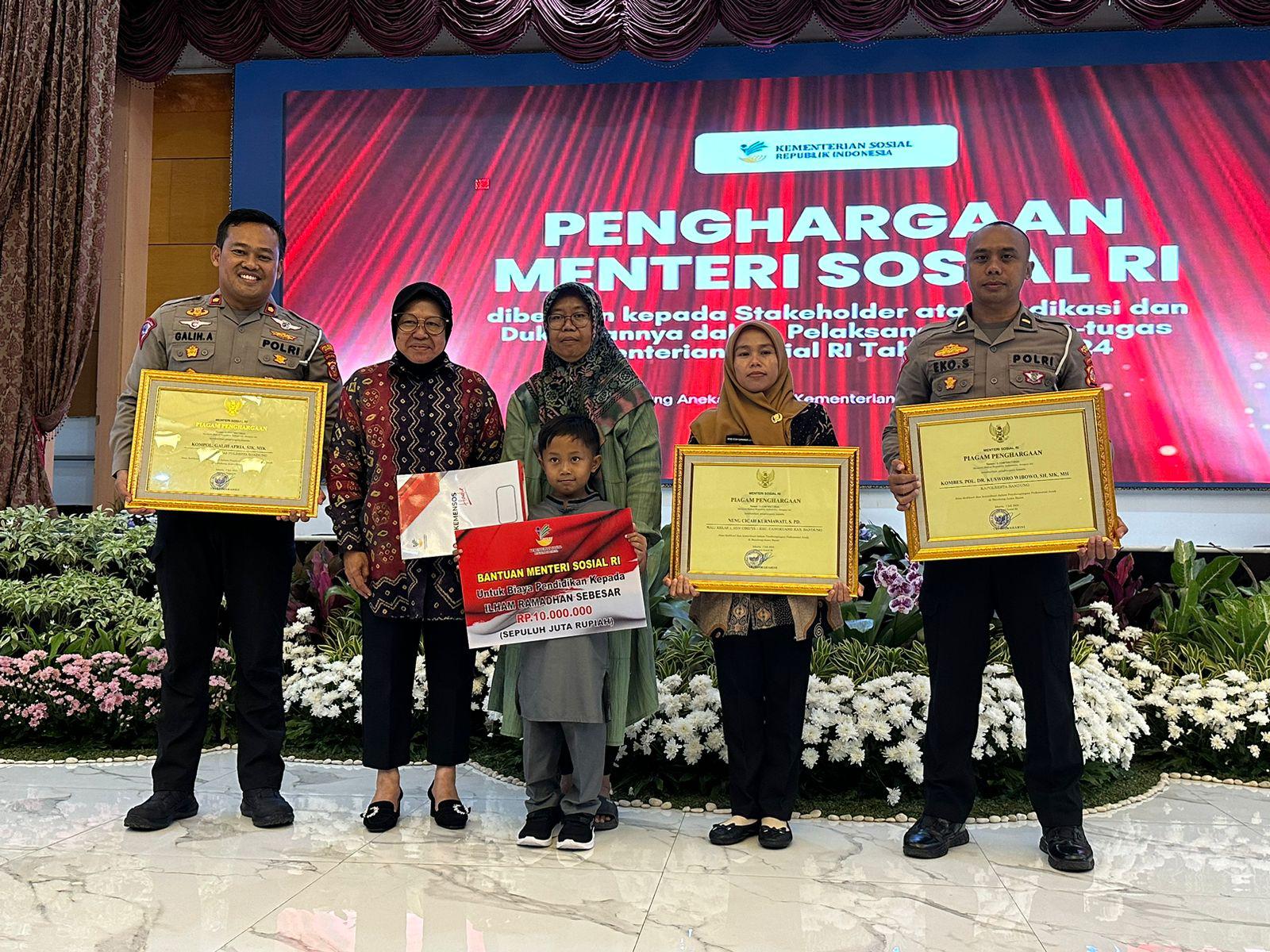 Menteri Sosial saat memberikan beasiswa untuk Ilham dan memberikan penghargaan untuk Polresta Bandung serta Guru Ilham di Gedung Kemensos, Jakarta, Senin (8/7). Foto Istimewa