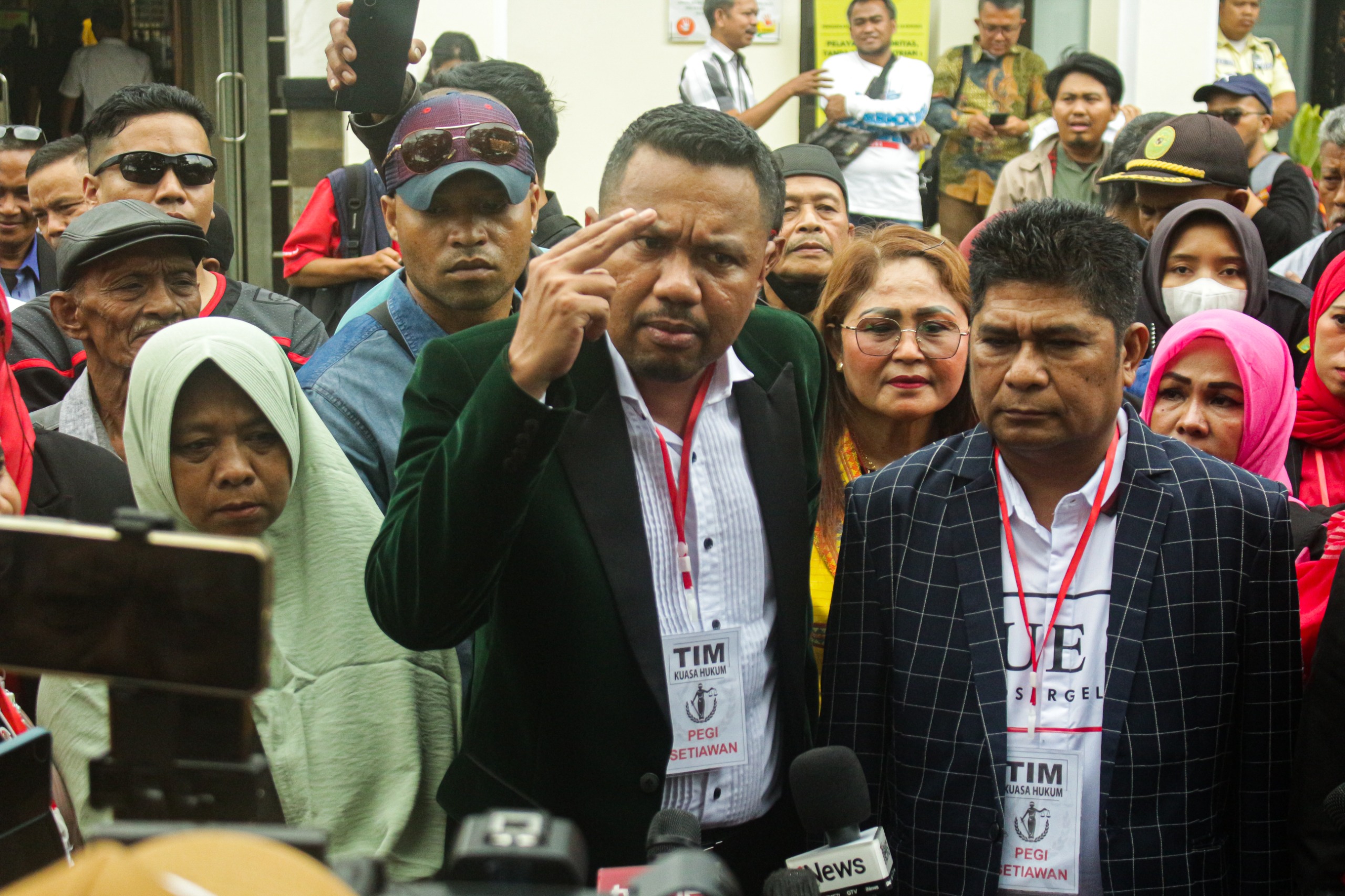 Salah satu Kuasa Hukum Pegi Insank Nasruddn saat diwawancarai awak media di Pengadilan Negeri 1 Bandung, Jalan R.E.Martadinata, Selasa(1/7/24). (Pandu Muslim/Jabar Ekspres)