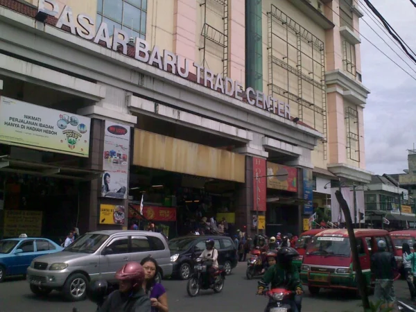 Keberadaan Pasar Baru Kota Bandung saat ini tengah menjadi sorotan para pedagang. Sebab progres revitalisasi dijanjikan hanya janji belaka.