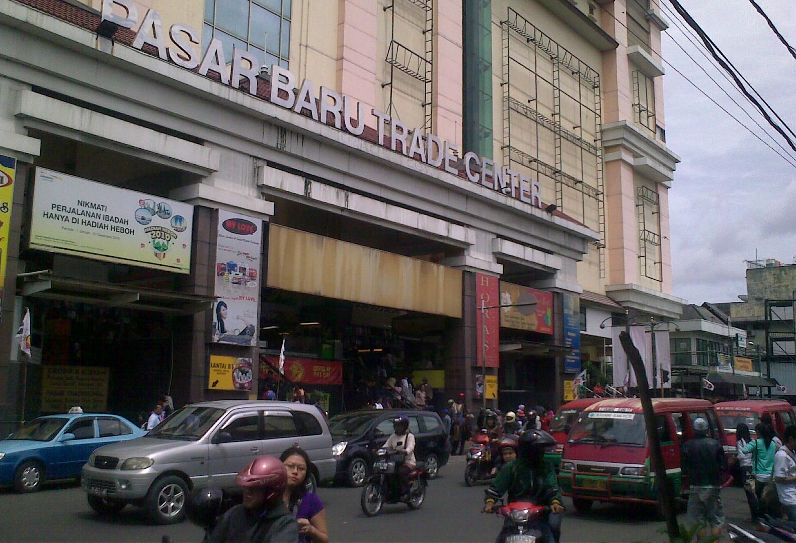 Keberadaan Pasar Baru Kota Bandung saat ini tengah menjadi sorotan para pedagang. Sebab progres revitalisasi dijanjikan hanya janji belaka.