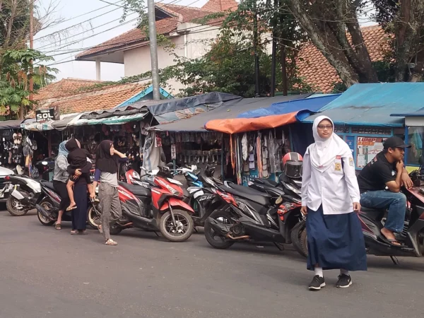 Keberadaan parkir liar di Cicalengka sepertinya belum ditangani secara maksimal oleh Dinas Perhubungan Kabupaten Bandung.