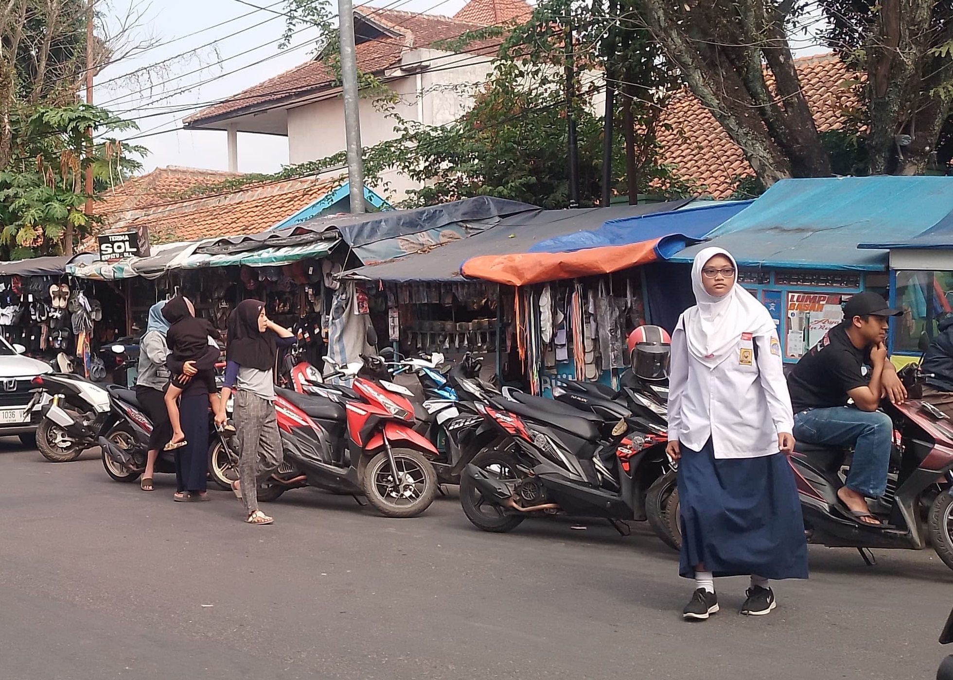 Keberadaan parkir liar di Cicalengka sepertinya belum ditangani secara maksimal oleh Dinas Perhubungan Kabupaten Bandung.