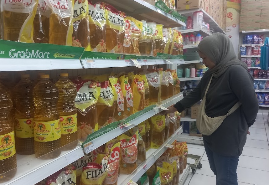 Menteri Perdagangan ( Mendag ) Zulkifli Hasan resmi akan menaikan harga Minyak Goreng dengan merek Minyakita menjadi Rp 15.700 per liter