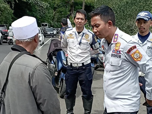 Pasca penggusuran para pedagang kaki lima di Puncak Bogor, kawasan tersebut kini marak terjadi pungli yang dilakukan oleh juru parkir liar.