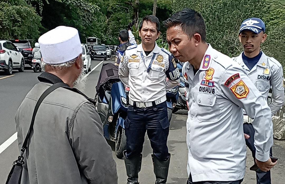 Pasca penggusuran para pedagang kaki lima di Puncak Bogor, kawasan tersebut kini marak terjadi pungli yang dilakukan oleh juru parkir liar.