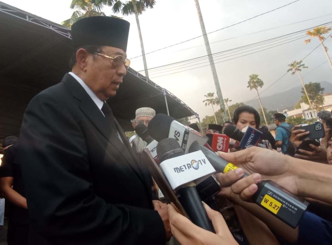Presiden ke-6 Indonesia, Susilo Bambang Yudhoyono ( SBY ) hadir dalam pemakaman mantan Wakil Presiden ke-9 Hamzah Haz.