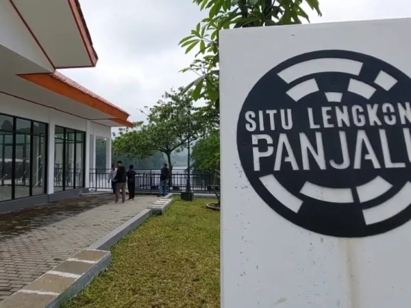 Proyek revitalisasi Situ Panjalu, Kabupaten Ciamis senilai Rp 10,2 miliar yang dikerjakan oleh SDA Jawa barat sampai saat ini belum rampung.