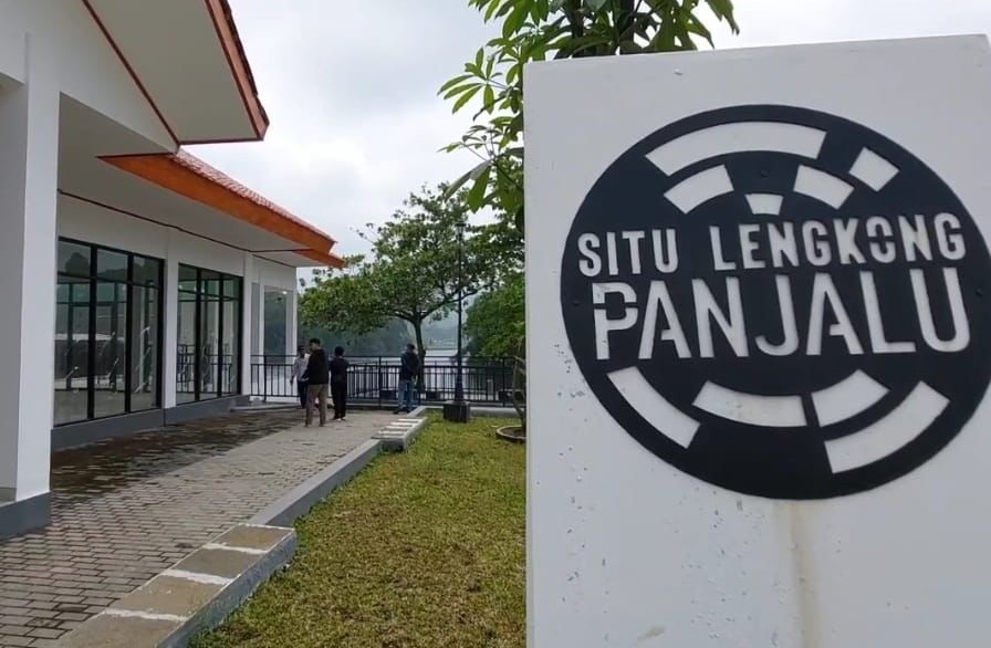 Proyek revitalisasi Situ Panjalu, Kabupaten Ciamis senilai Rp 10,2 miliar yang dikerjakan oleh SDA Jawa barat sampai saat ini belum rampung.