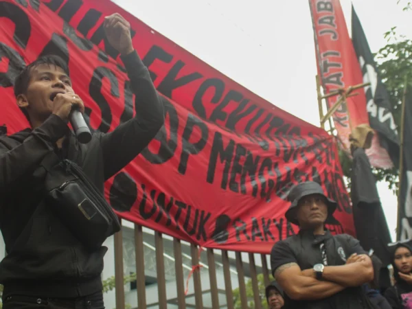 Ratusan warga Dago Elos Kota Bandung kembali melakukan aksi demontrasi di depan Kejaksaan Tinggi Jawa Barat ( Kejati Jabar )