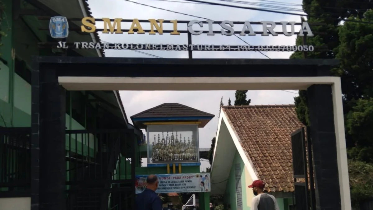 Gerbang masuk SMA Negeri 1 Cisarua, Kabupaten Bandung Barat. Senin (8/7). Dok Jabar Ekspres/wit