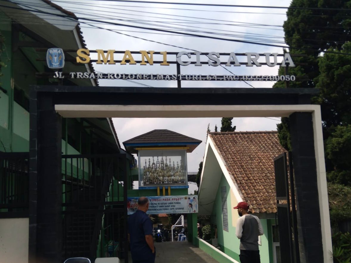 Gerbang masuk SMA Negeri 1 Cisarua, Kabupaten Bandung Barat. Senin (8/7). Dok Jabar Ekspres/wit