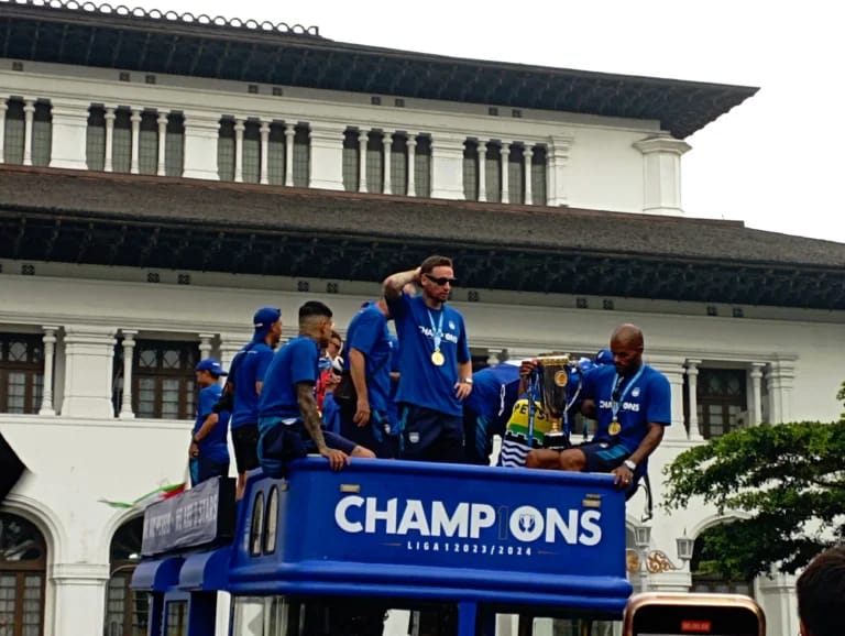 Ist. Para pemain Persib menaiki Bandros saat mengikuti konvoi perayaan Juara Championship Series. Foto. Sandi Nugraha.