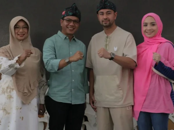 Bupati Bandung Dadang Supriatna dan Raffi Ahmad foto bersama di Rumah Dinasi Bupati Bandung Soreang, Senin (1/7). Foto Istimewa