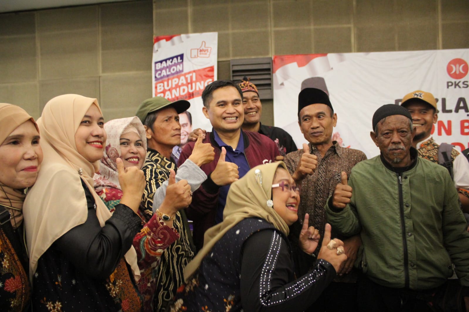 Ketua DPD PKS Kabupaten Bandung, yang kini sebagai Balon Bupati Bandung, Gun Gun Gunawan (tengah) saat berfoto bersama warga. (Istimewa)