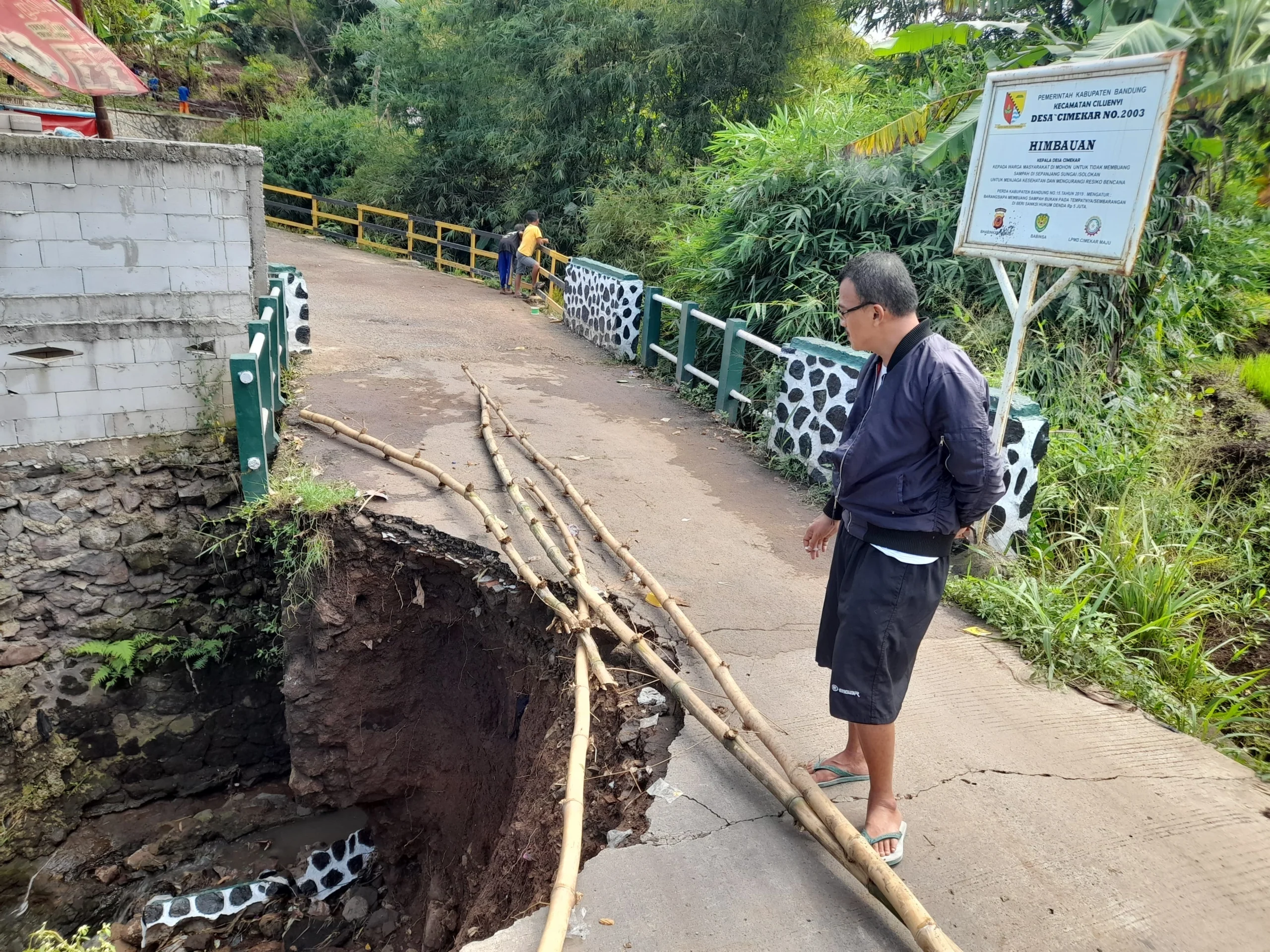 Kondisi Jalan Penghubung 2 Desa di Cileunyi Bandung amblas, Sabtu (29/6/2024). (Yanuar/Jabar Ekspres)