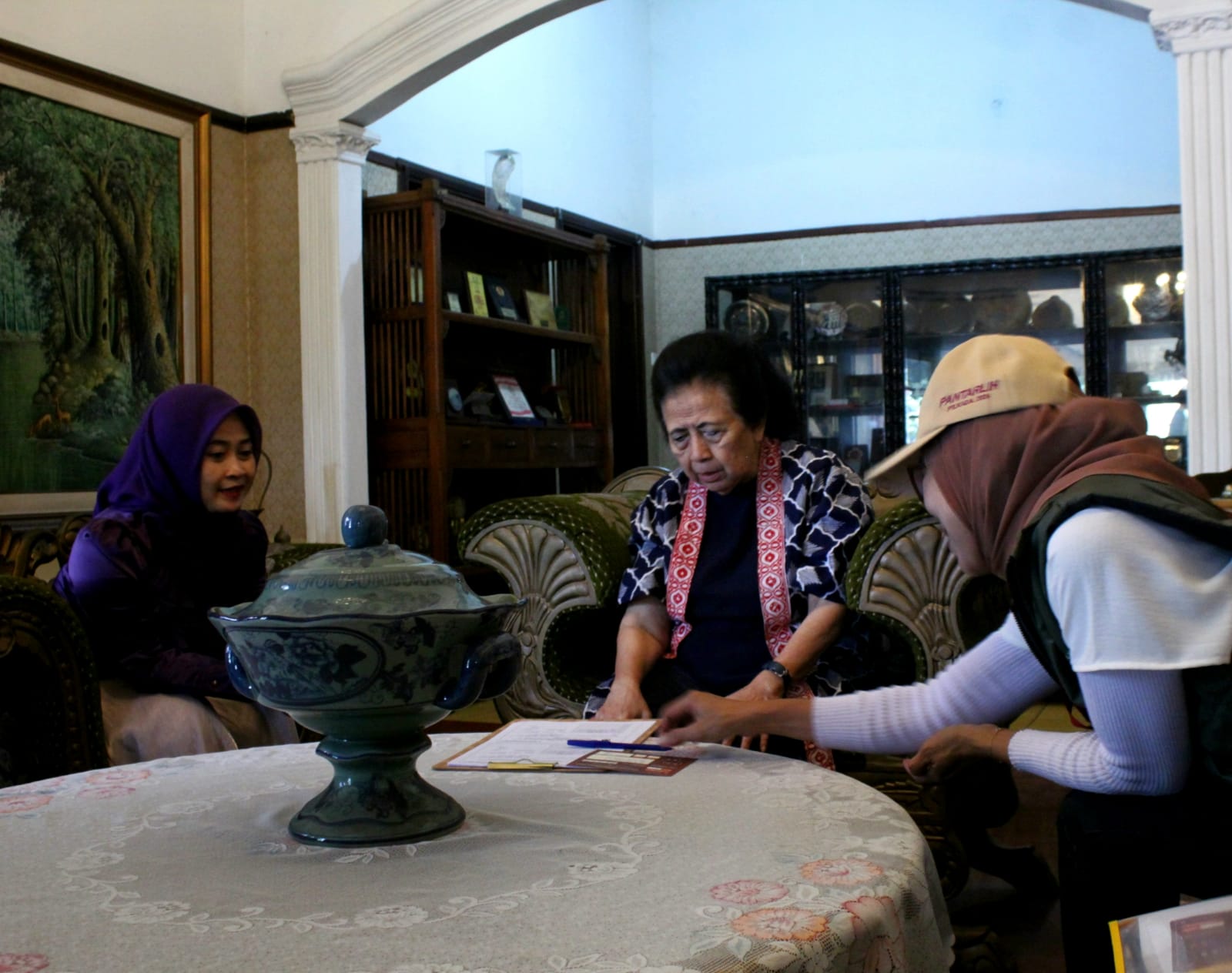 Ketua KPU Kota Bandung mendampingi Pantarlih saat coklit di Kediaman Ceu Popong, Senin (1/7).