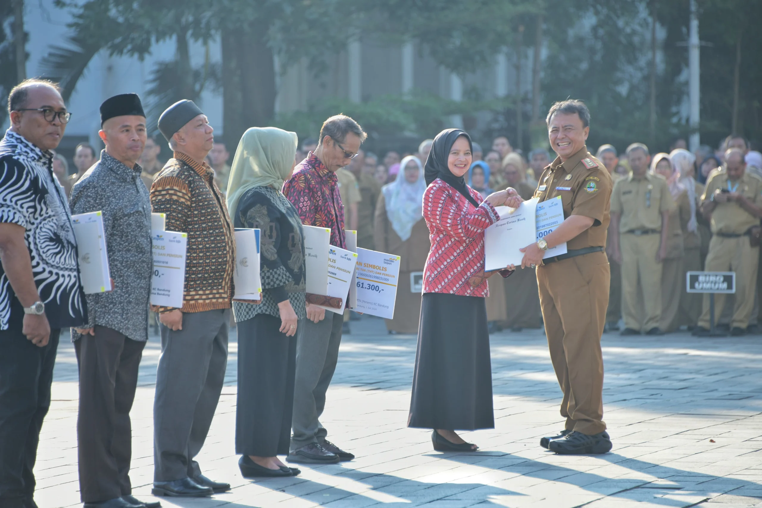 Sekda Jabar Herman Suryatman menjadi pembina apel pagi di lingkup Setda dan BPKAD Jabar dirangkaikan dengan penyerahan SK Pensiun di halaman depan Gedung Sate, Kota Bandung, Senin (1/7/2024)