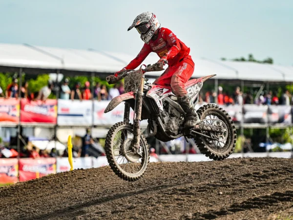 AHM-MXGP Lombok 2024 (1) & (4): Pebalap binaan Astra Honda, Delvintor Alfarizi (235) meraih poin perdana, Bersama Arsenio Algifari (914) yang sukses tampil konsisten sebagai wildcard pada MXGP Lombok 2024, Sabtu-Minggu (29-30 Juni).