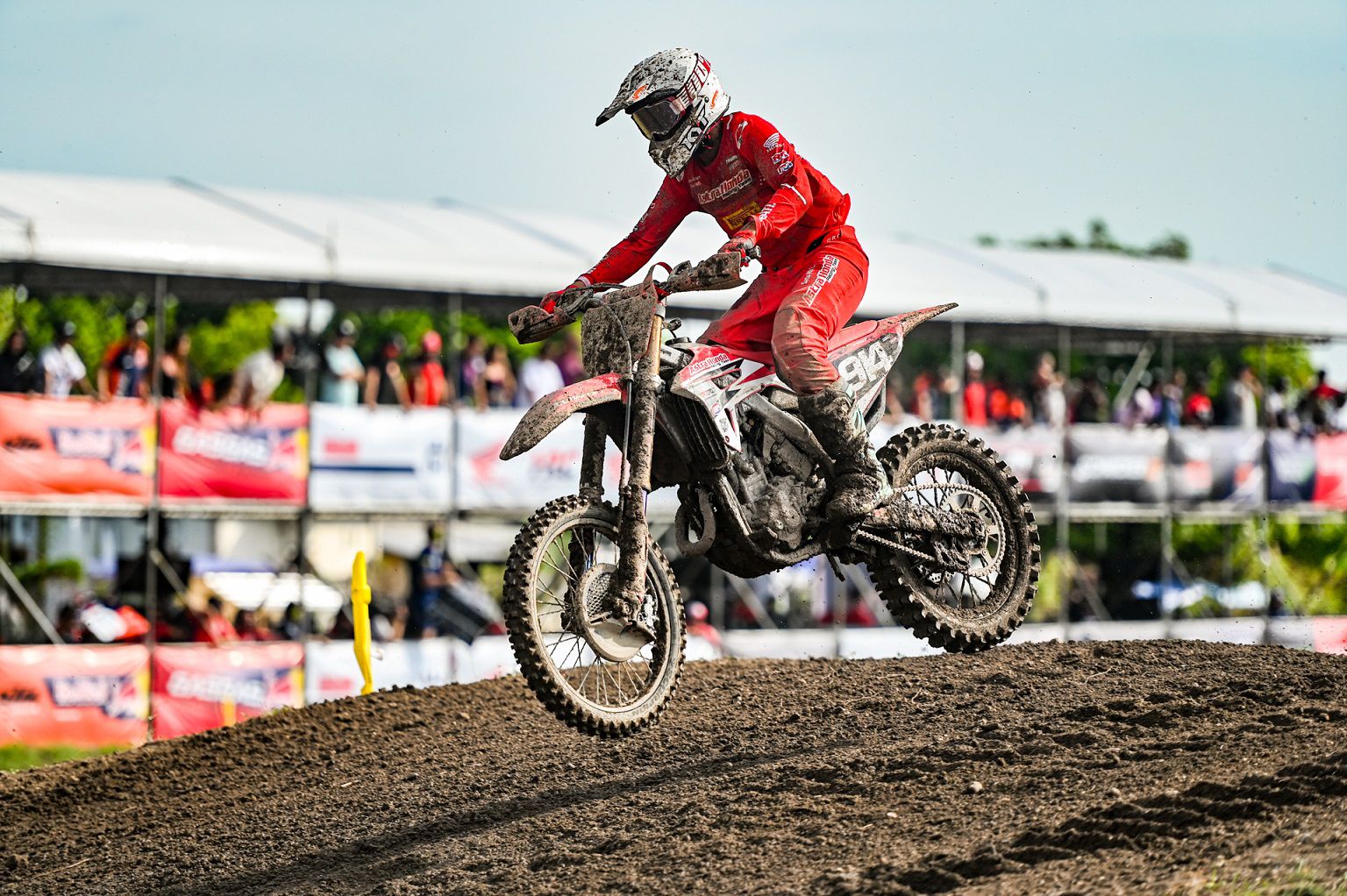 AHM-MXGP Lombok 2024 (1) & (4): Pebalap binaan Astra Honda, Delvintor Alfarizi (235) meraih poin perdana, Bersama Arsenio Algifari (914) yang sukses tampil konsisten sebagai wildcard pada MXGP Lombok 2024, Sabtu-Minggu (29-30 Juni).