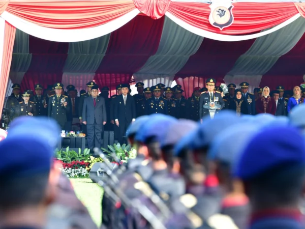 Penjabat Gubernur Jabar Bey Machmudin bersama Forkopinda Jabar menghadiri Peringatan dan Syukuran Hari Bhayangkara Ke-78 di Lapangan Gasibu, Jalan Diponegoro, Kota Bandung, Senin (1/7/2024).(Foto: Yogi Prayoga/Biro Adpim Jabar)