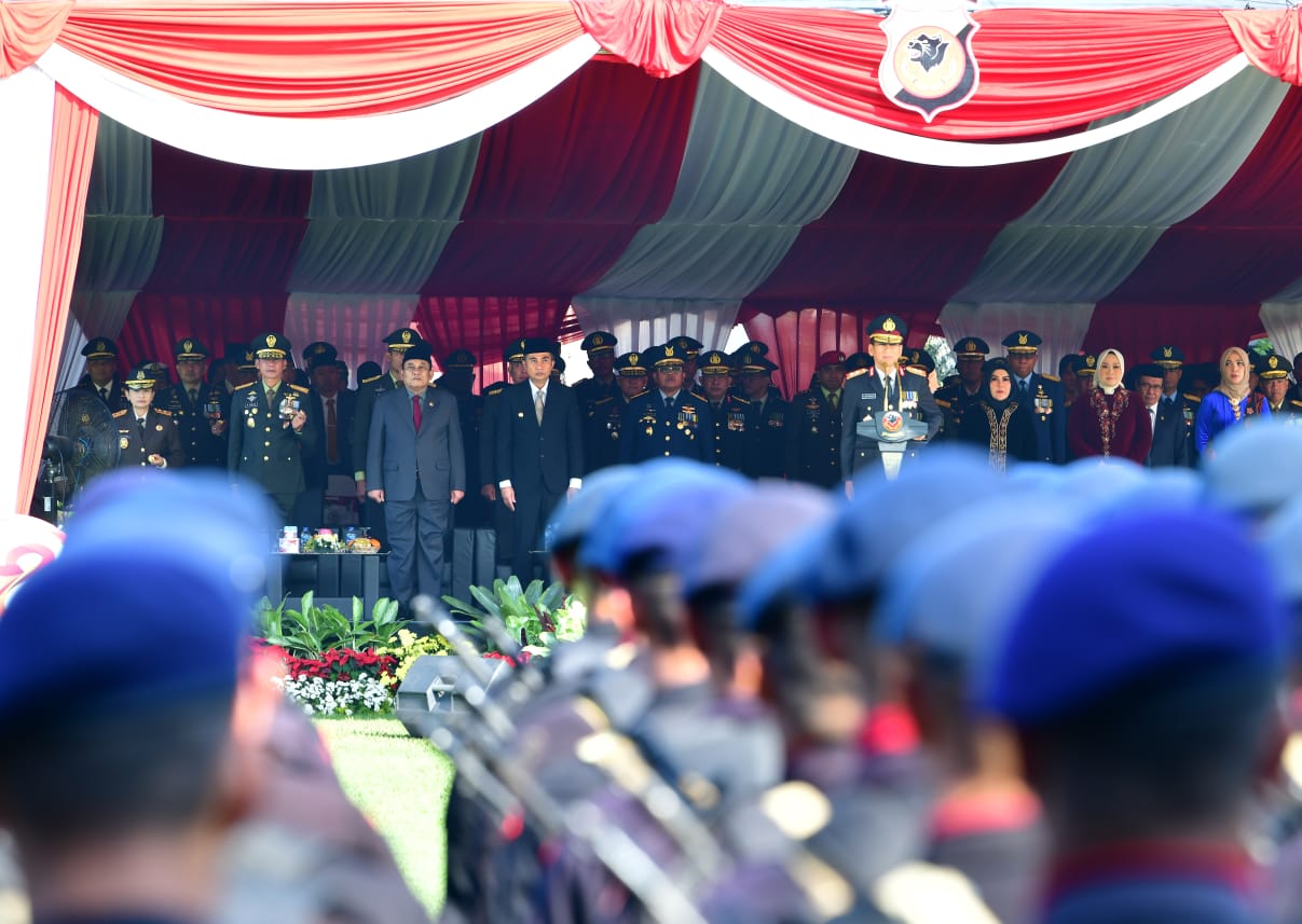 Penjabat Gubernur Jabar Bey Machmudin bersama Forkopinda Jabar menghadiri Peringatan dan Syukuran Hari Bhayangkara Ke-78 di Lapangan Gasibu, Jalan Diponegoro, Kota Bandung, Senin (1/7/2024).(Foto: Yogi Prayoga/Biro Adpim Jabar)