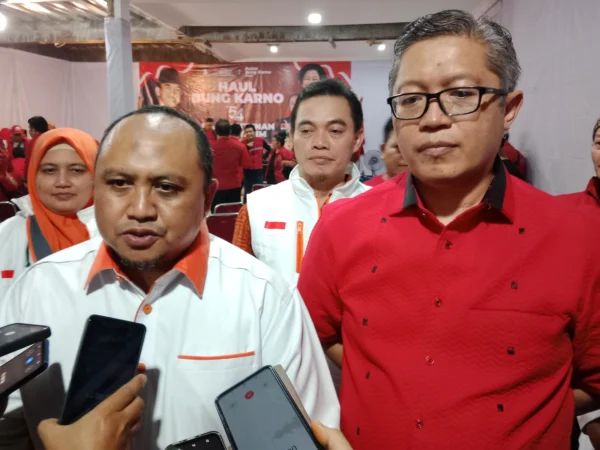 Ketua DPD PKS Kota Bogor, Atang Trisnanto bersama Ketua DPC PDI Perjuangan Kota Bogor, Dadang Iskandar Danubrata. (Yudha Prananda / Jabar Ekspres)